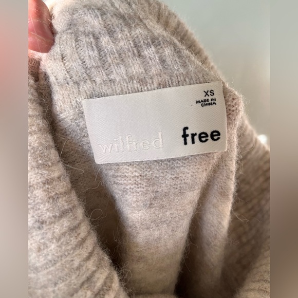 Aritzia Wilfred Free off the shoulder sweater - Picture 4 of 5